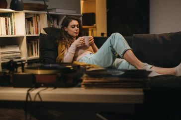 映画を見る女性