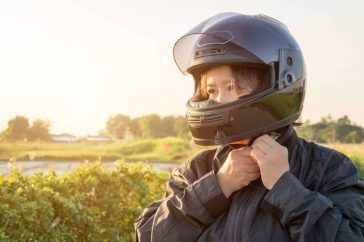 ヘルメットを被る女性
