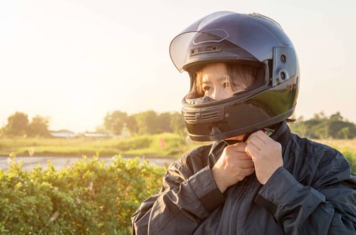 ヘルメットを被る女性