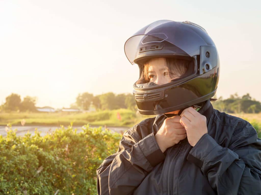 ヘルメットを被る女性