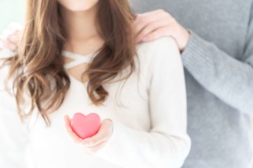 ピンクのハートを持つ女性