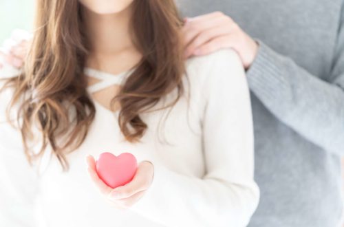ピンクのハートを持つ女性