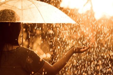 雨の中傘をさす女性