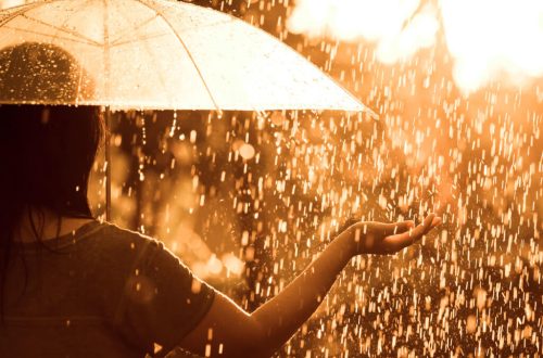 雨の中傘をさす女性
