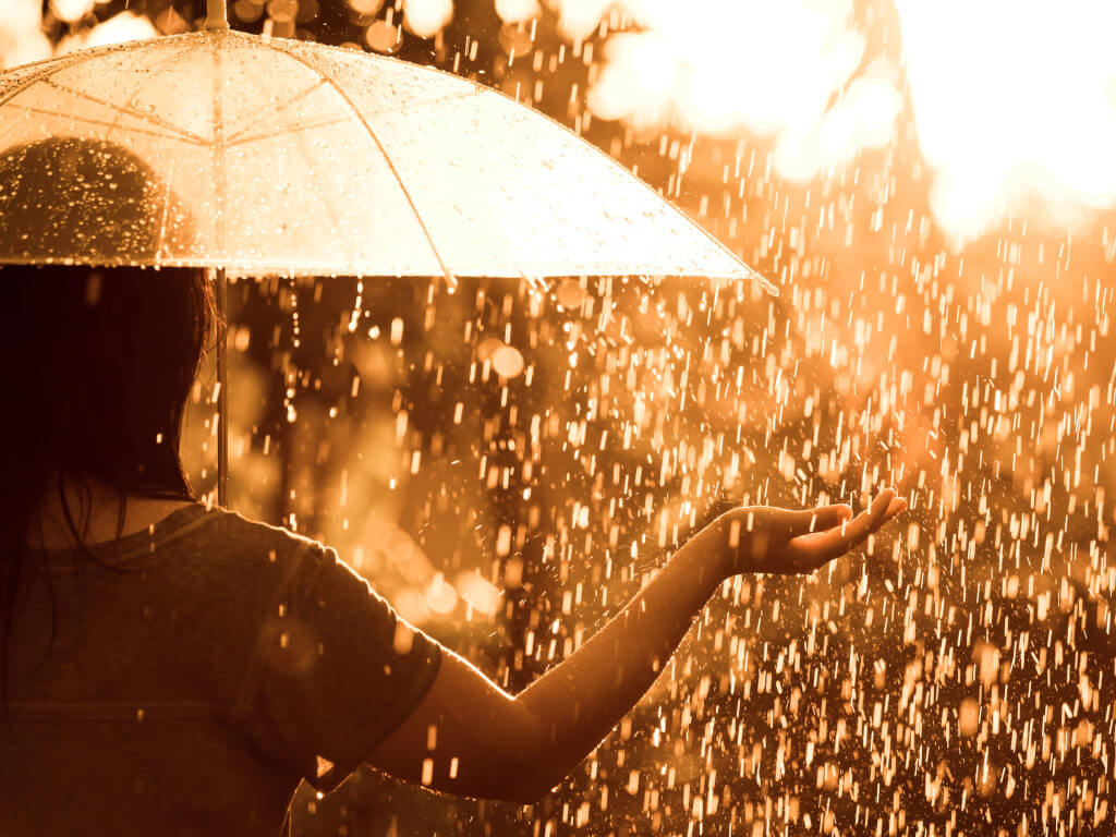 雨の中傘をさす女性